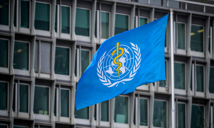 La bandera de la Organización Mundial de la Salud (OMS) ondea en su sede central en Ginebra, el 5 de marzo de 2021. (FABRICE COFFRINI/AFP a través de Getty Images)