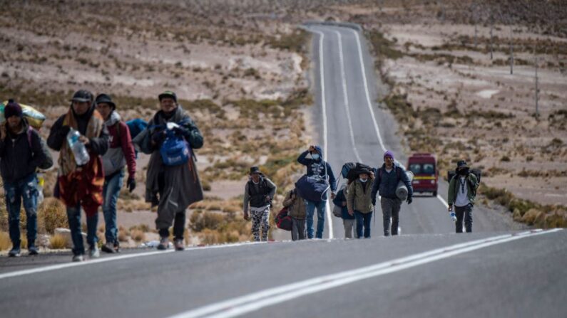 Inmigrantes venezolanos caminan hacia Iquique desde Colchane, Chile, después de cruzar desde la frontera con Bolivia, el 23 de septiembre de 2021. (Martin Bernetti/AFP vía Getty Images)