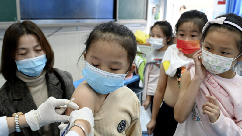 Un niño recibe la vacuna COVID-19 en una escuela de Handan, en la provincia septentrional china de Hebei, el 27 de octubre de 2021, después de que la ciudad comenzara a vacunar a los niños de entre 3 y 11 años. (-/AFP vía Getty Images)
