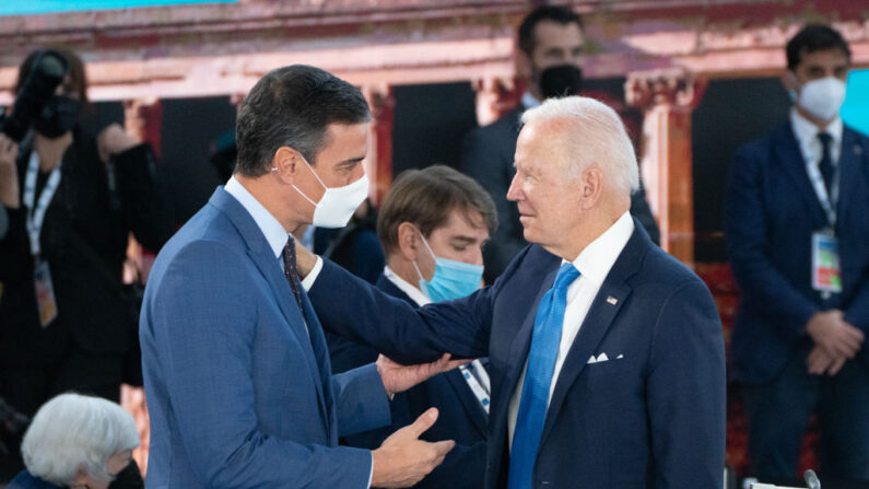 El presidente del Gobierno español, Pedro Sánchez (izquierda), conversa con el presidente estadounidense, Joe Biden, durante la cumbre del G20 el 30 de octubre de 2021 en Roma, Italia. (Stefan Rousseau - Pool/Getty Images)