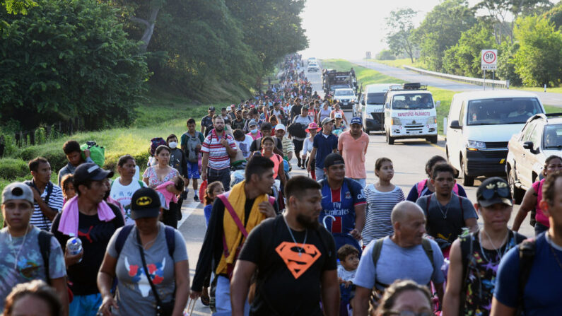 Un grupo de inmigrantes caminan hacia la ciudad de México para solicitar asilo y estatus de refugiado en Mapastepec, estado de Chiapas, México, el 1 de noviembre de 2021. (ISAAC GUZMAN/AFP vía Getty Images)