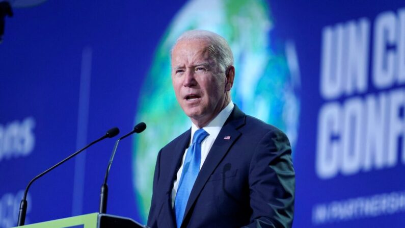 El presidente Joe Biden pronuncia un discurso en el escenario durante una reunión, como parte de la Cumbre de Líderes Mundiales de la Conferencia de las Naciones Unidas sobre el Cambio Climático COP26 en Glasgow, Escocia, el 2 de noviembre de 2021. (Evan Vucci/POOL/AFP vía Getty Images)