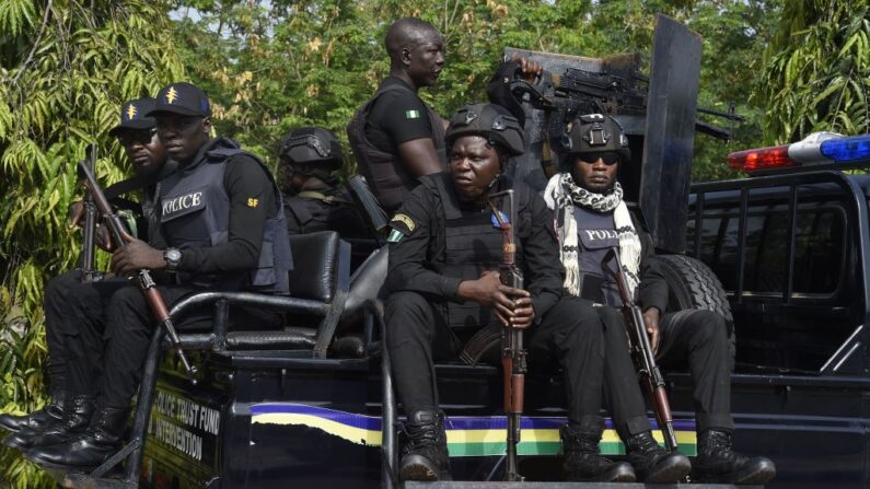 Hombres de la policía sentados en un camión en Akwa, estado de Anambra, en el sureste de Nigeria, el 3 de noviembre de 2021. (Pius Utomi Ekpei/AFP vía Getty Images)