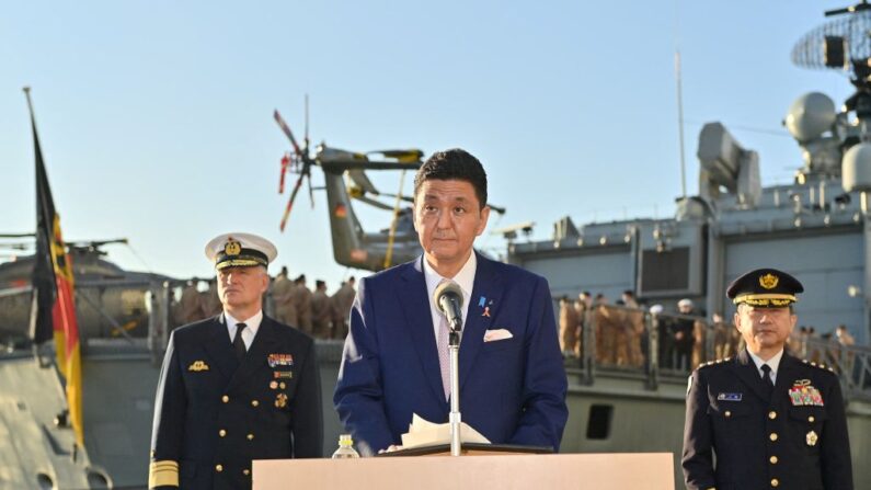 El ministro de Defensa de Japón, Nobuo Kishi (c), habla en una rueda de prensa durante una visita a la fragata de la Armada alemana Bayern, atracada en la Terminal Internacional de Cruceros, en Tokio, el 5 de noviembre de 2021. (David Mareuil/POOL/AFP vía Getty Images)
