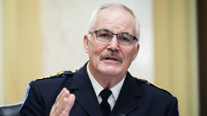 El jefe de la policía del Capitolio de EE.UU., J. Thomas Manger, testifica durante la audiencia de supervisión del Comité de Reglas y Administración del Senado en Washington el 5 de enero de 2022 (Tom Williams/Pool/Getty Images)
