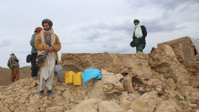 Imagen de archivo: Residentes locales junto a una casa dañada en el distrito de Qadis, en la provincia occidental afgana de Badghis, el 18 de enero de 2022, tras un terremoto que sacudió la región. (STRINGER/AFP vía Getty Images)