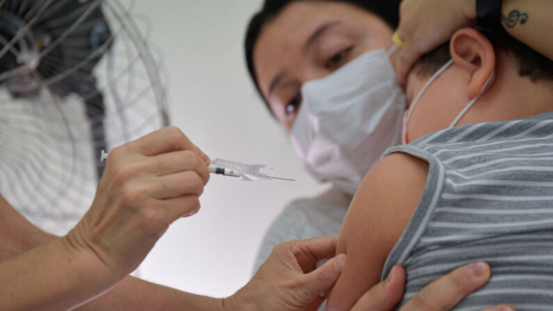 Un niño menor de 12 años recibe una dosis de la vacuna de Pfizer como parte de la campaña de inmunización contra la COVID-19 el 18 de enero de 2022 en Belo Horizonte, Brasil. (Pedro Vilela/Getty Images)
