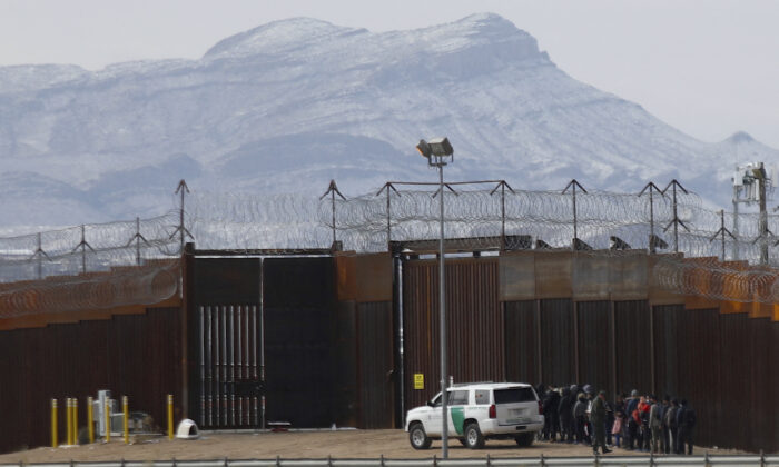 Agentes de la Patrulla Fronteriza detienen a un grupo de migrantes cerca del muro fronterizo después de que entraran a Estados Unidos desde la Ciudad Juárez, de México, territorio que comparte frontera con El Paso, Texas, el 3 de febrero de 2022. (Herika Martínez/AFP vía Getty Images)