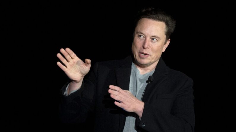 Elon Musk habla durante una rueda de prensa en las instalaciones de Starbase de SpaceX, cerca de Boca Chica Village, en el sur de Texas, el 10 de febrero de 2022. (Jim Watson/AFP vía Getty Images)

