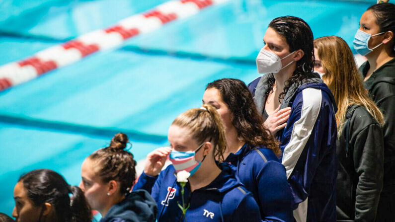 La nadadora transgénero de la Universidad de Pensilvania, Lia Thomas, durante la interpretación del Himno Nacional en los Campeonatos de la Liga de la Hiedra 2022 en la piscina Blodgett en Cambridge, Massachusetts, el 19 de febrero de 2022. (Kathryn Riley/Getty Images)
