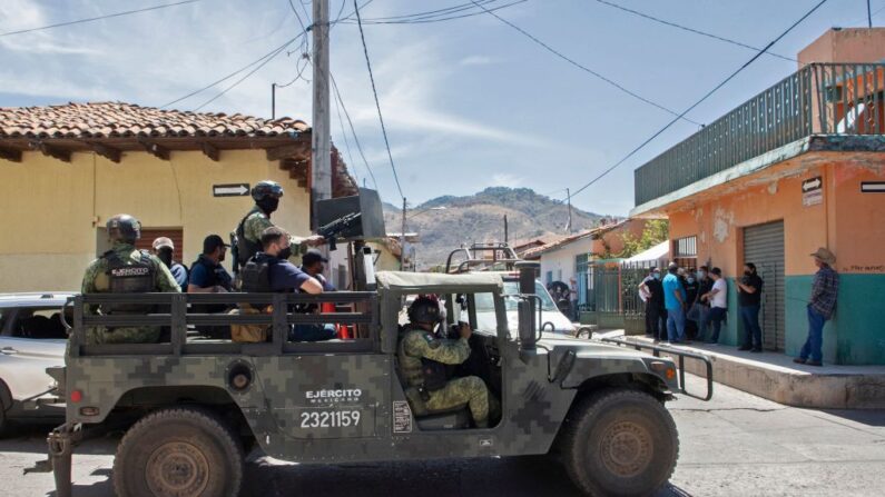 Soldados patrullan las calles de Aguililla, estado de Michoacán, México, el 11 de marzo de 2022. (Enrique Castro/AFP vía Getty Images)