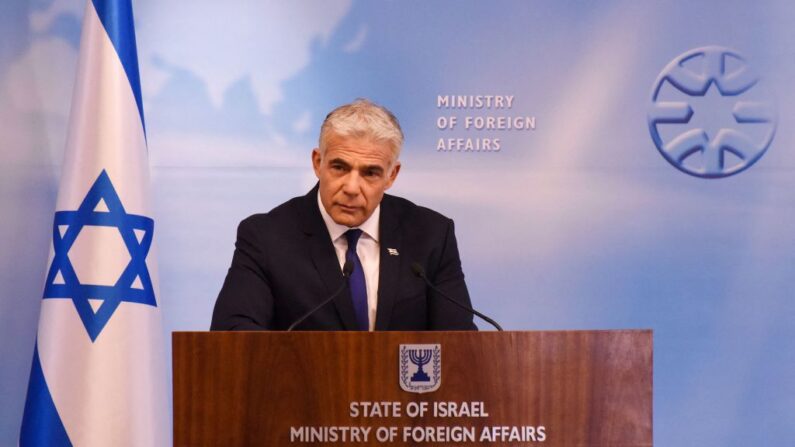 El ministro de Asuntos Exteriores israelí, Yair Lapid, habla durante una rueda de prensa en el Ministerio de Asuntos Exteriores en Jerusalén (Israel), el 24 de abril de 2022. (Debbie Hill/POOL/AFP vía Getty Images)
