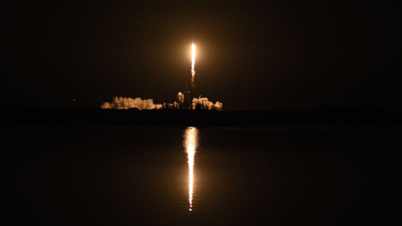 Un cohete SpaceX Falcon 9 despega del complejo de lanzamiento 39A el 6 de mayo de 2022 en Cabo Cañaveral, Florida. (Red Huber/Getty Images)