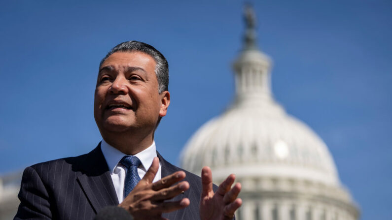 El senador Alex Padilla (D-CA) habla durante una conferencia de prensa pidiendo una legislación bipartidista para proteger a los Dreamers documentados, fuera del Capitolio de Estados Unidos el 18 de mayo de 2022 en Washington, DC. (Drew Angerer/Getty Images)
