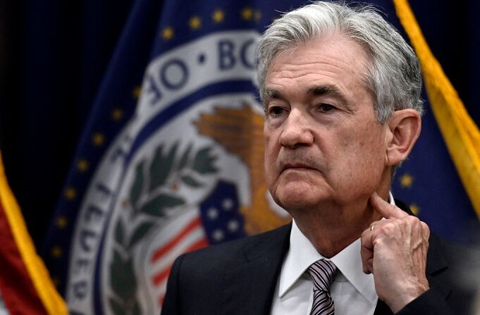 Jerome Powell sale tras jurar su segundo mandato como presidente de la Junta de Gobernadores del Sistema de la Reserva Federal en el edificio de la Reserva Federal en Washington, DC, el 23 de mayo de 2022. (OLIVIER DOULIERY/AFP vía Getty Images)
