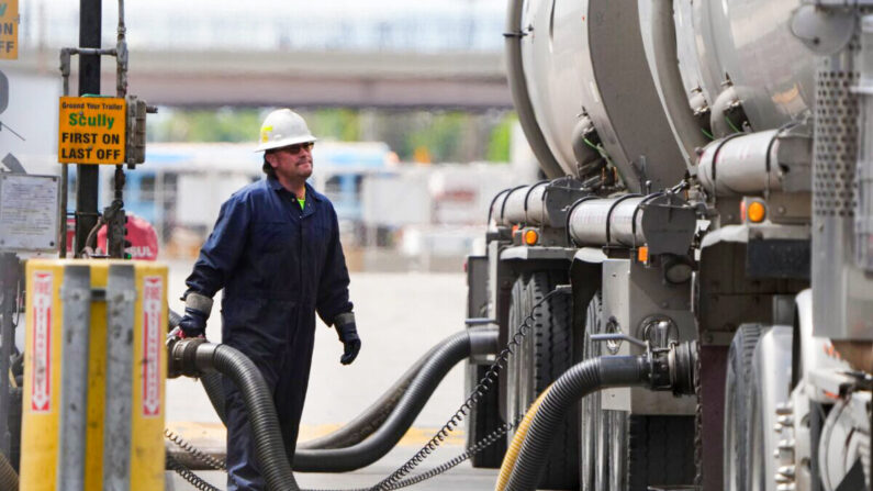 Un conductor descarga petróleo crudo de su camión cisterna para procesarlo y convertirlo en gas en la Refinería Marathon en Salt Lake City, Utah, el 24 de mayo de 2022. (George Frey/Getty Images)
