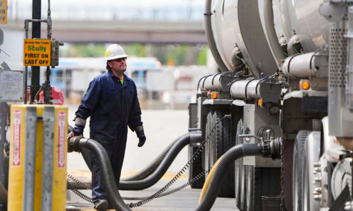 Un conductor descarga petróleo crudo de su camión cisterna para procesarlo y convertirlo en gas en la Refinería Marathon en Salt Lake City, Utah, el 24 de mayo de 2022. (George Frey/Getty Images)