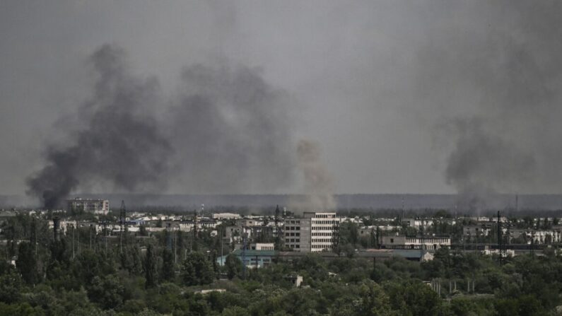Humo y tierra se elevan desde la ciudad de Sievierodonetsk, durante un bombardeo en la región oriental ucraniana de Dombás, el 26 de mayo de 2022. (Aris Messinis/AFP vía Getty Images)
