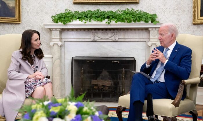 El presidente de Estados Unidos, Joe Biden, se reúne con la primera ministra de Nueva Zelanda, Jacinda Ardern, en la Oficina Oval de la Casa Blanca, en Washington, el 31 de mayo de 2022. (Saul Loeb/AFP vía Getty Images)
