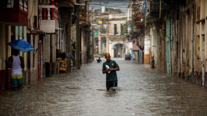 Un hombre camina por una calle inundada de La Habana (Cuba), el 3 de junio de 2022. (Yamil Lage/AFP vía Getty Images)