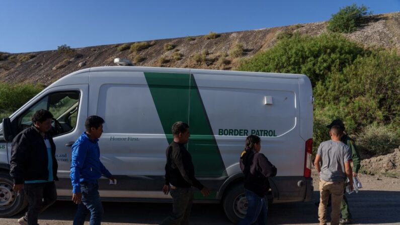Migrantes son fotografiados después de ser detenidos por la Patrulla Fronteriza de Estados Unidos cerca del Monte Cristo Rey en la frontera entre los Estados Unidos y México, cerca del Monte Cristo Rey en Sunland Park, Nuevo México, el 3 de junio de 2022. (PAUL RATJE/AFP vía Getty Images)
