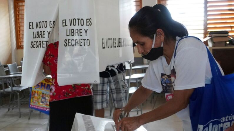 Una mujer emite su voto en una casilla electoral durante las elecciones regionales en Cancún, estado de Quintana Roo, México, el 5 de junio de 2022.  (ELIZABETH RUIZ/AFP vía Getty Images)