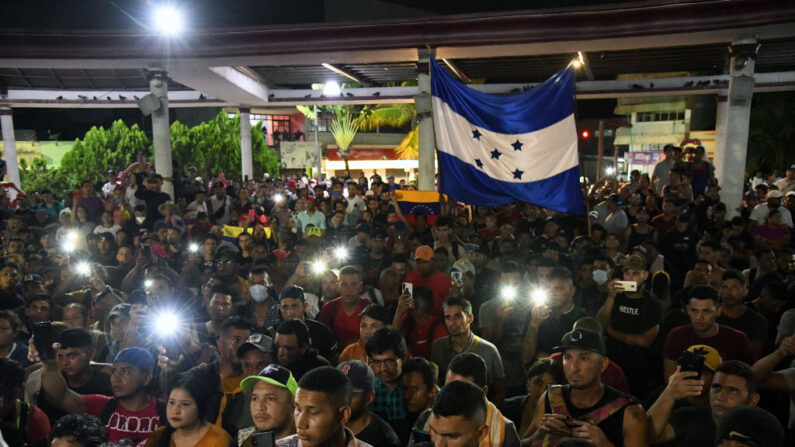 Migrantes de Centro y Sudamérica participan en una asamblea en la que decidieron iniciar una nueva caravana pacífica hacia la frontera entre México y Estados Unidos, en el Parque Bicentenario de Tapachula, Estado de Chiapas, México, el 5 de junio de 2022. (ISAAC GUZMAN/AFP vía Getty Images)