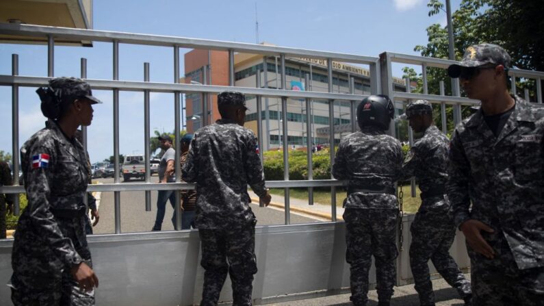 La policía se ve fuera de la sede del Ministerio de Medio Ambiente dominicano durante un tiroteo, en Santo Domingo, el 6 de junio de 2022. (Erika Santelices/AFP vía Getty Images)