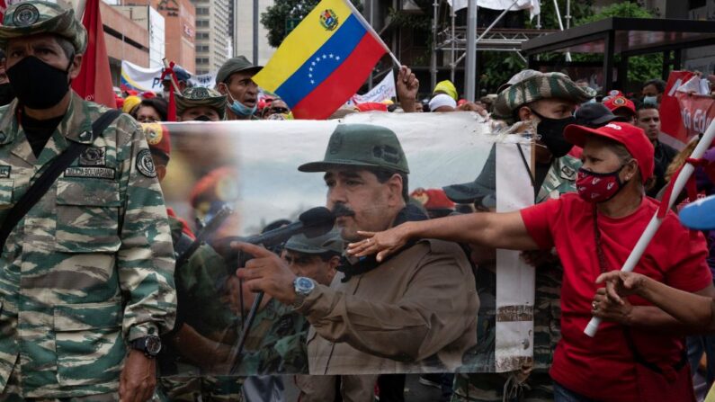 Miembros de la milicia bolivariana y trabajadores del Estado participan en una marcha para dar su apoyo al líder venezolano Nicolás Maduro en Caracas, el 9 de junio de 2022. (YURI CORTEZ/AFP vía Getty Images)