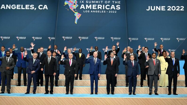 Asistentes posan durante la foto oficial de la novena Cumbre de las Américas el 10 de junio de 2022, en el Centro de Convenciones de Los Ángeles, California (EE.UU.). (Jim Watson/ AFP vía Getty Images)