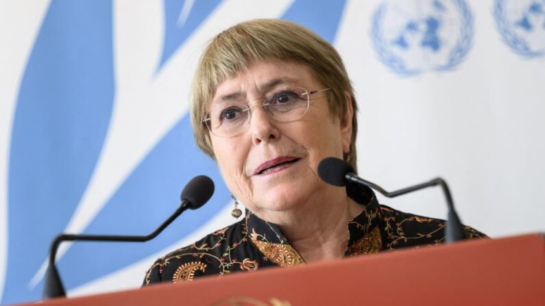 La Alta Comisionada de las Naciones Unidas para los Derechos Humanos, Michelle Bachelet, se dirige a la prensa en la jornada inaugural de la 50ª sesión del Consejo de Derechos Humanos de la ONU, en Ginebra, el 13 de junio de 2022.  (FABRICE COFFRINI/AFP vía Getty Images)