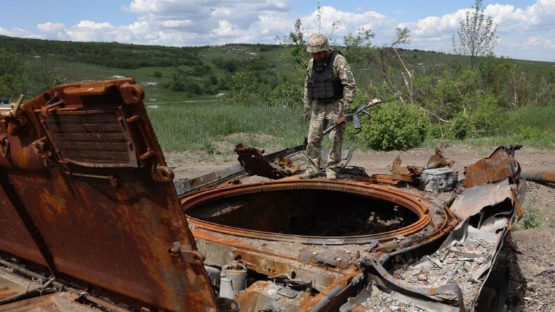 Un militar ucraniano inspecciona un tanque ruso destruido en una posición rusa abandonada cerca de la aldea de Bilogorivka, no lejos de Lisychansk, región de Lugansk, el 17 de junio de 2022. (ANATOLII STEPANOV/AFP vía Getty Images)