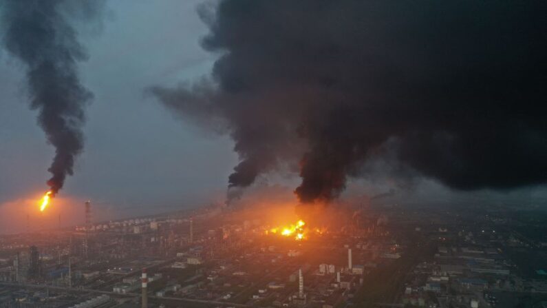 Esta foto aérea tomada el 18 de junio de 2022 muestra un gran incendio en una planta petroquímica de Sinopec Shanghai en el distrito periférico de Jinshan de Shanghai (China). (Jason H/AFP vía Getty Images)