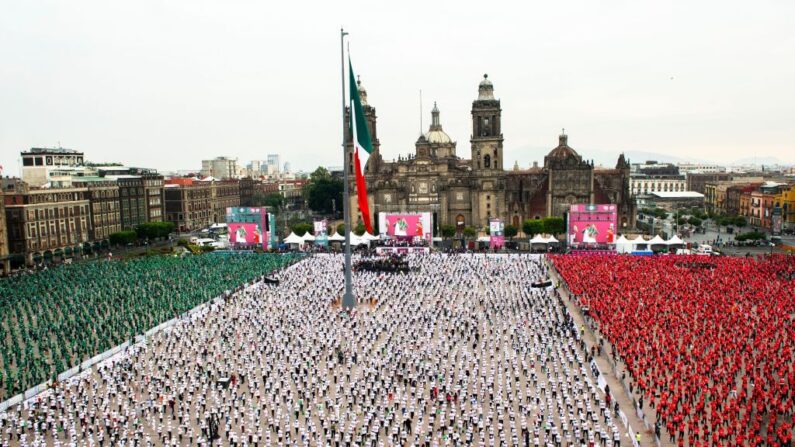 Vista aérea de personas participando en una clase masiva de boxeo en la plaza del Zócalo de Ciudad de México (México), el 18 de junio de 2022. (Claudio Cruz/AFP vía Getty Images)