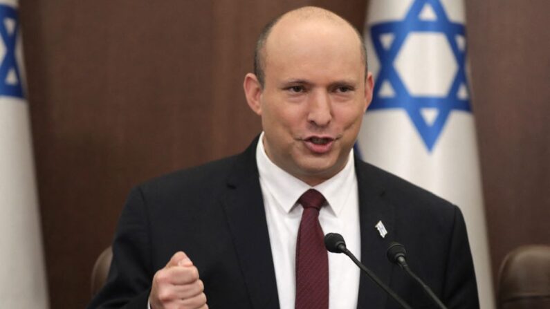 El primer ministro israelí Naftali Bennett preside una reunión semanal del gabinete el 19 de junio de 2022. (Abir Sultan / POOL / AFP vía Getty Images)