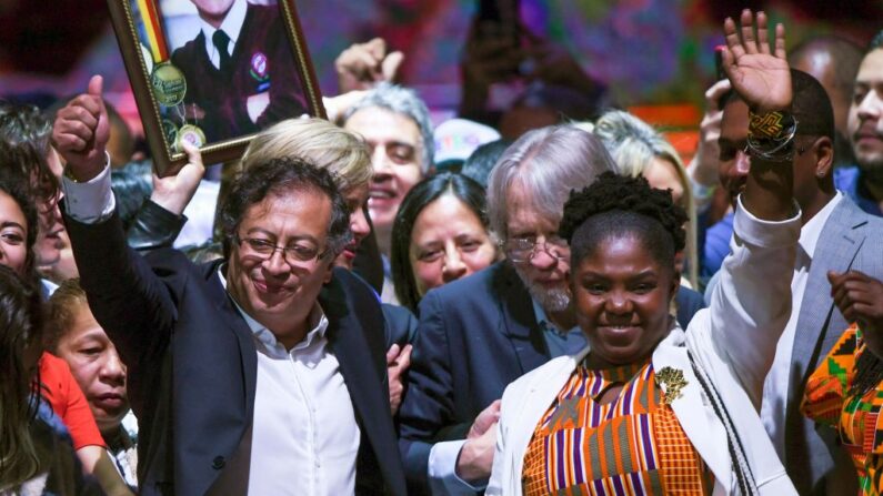 El recién elegido presidente de Colombia, Gustavo Petro (izq.), y su compañera de fórmula, Francia Márquez, celebran en el Movistar Arena de Bogotá, el 19 de junio de 2022, tras ganar la segunda vuelta de las elecciones presidenciales. (JUAN BARRETO/AFP vía Getty Images)
