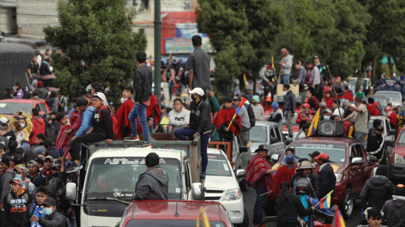 Indígenas llegan a Cutuglagua (Ecuador), el 20 de junio de 2022, antes de marchar hacia el parque El Arbolito en Quito. (Cristina Vega Rhor/AFP vía Getty Images)
