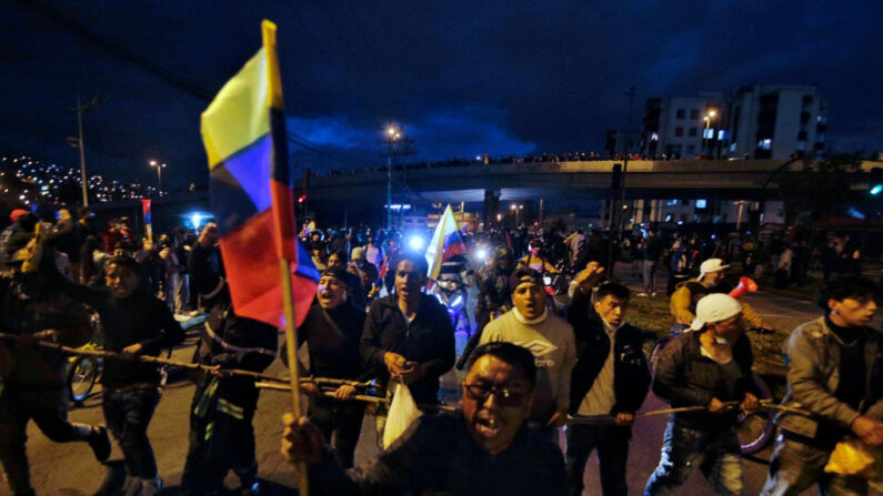 Indígenas ecuatorianos marchan en la avenida Maldonado, en el sur de Quito, el 20 de junio de 2022, tras ingresar a la ciudad para dirigirse al parque El Arbolito, en el marco de las protestas lideradas por indígenas contra el gobierno del presidente Guillermo Lasso. (CRISTINA VEGA RHOR/AFP vía Getty Images)