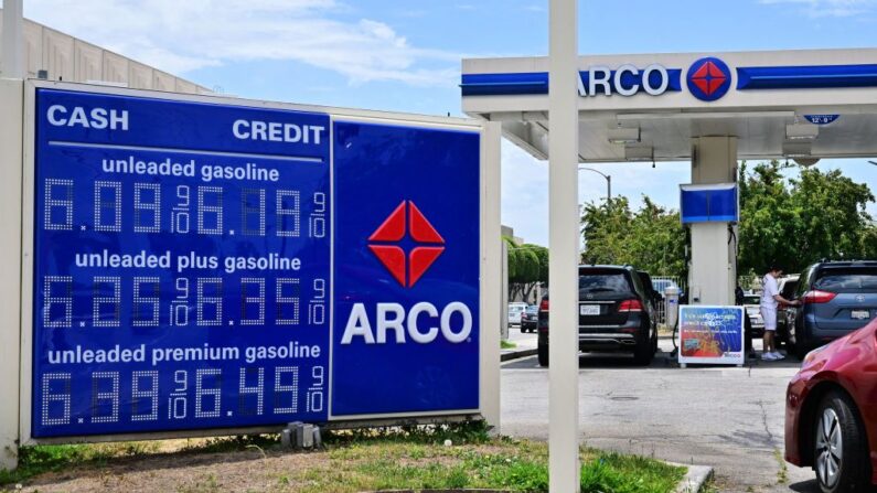 El precio de la gasolina supera los 6 dólares por galón en Los Ángeles, California, el 22 de junio de 2022. (FREDERIC J. BROWN/AFP vía Getty Images)
