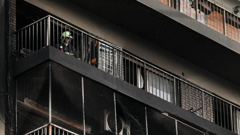 Los bomberos trabajan para extinguir un incendio en un edificio de apartamentos en el barrio de Recoleta en Buenos Aires (Argentina), el 23 de junio de 2022. (Luis Robayo/AFP vía Getty Images)