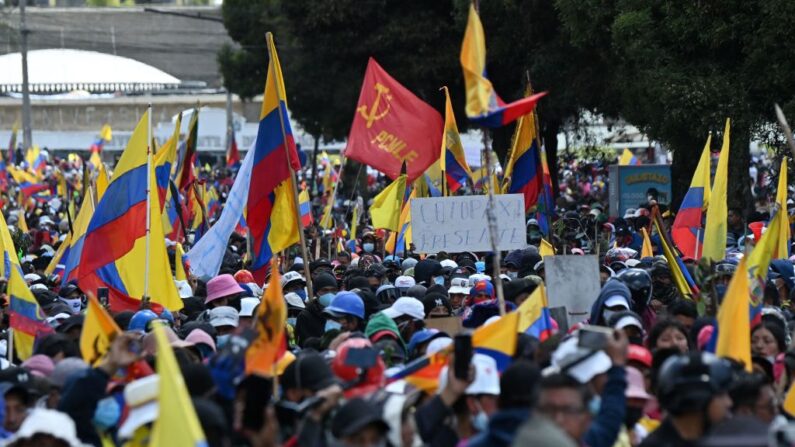 Indígenas marchan en Quito (Ecuador) el 23 de junio de 2022, en el marco de las protestas lideradas por indígenas contra el Gobierno. (Martin Bernetti/AFP/Getty Images)
