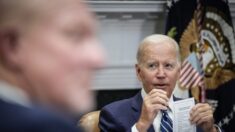 Hoja que Biden usó en una reunión muestra un recordatorio para que “tome SU asiento”