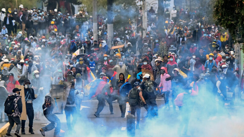 Manifestantes chocan con la policía en los alrededores del Parque Arbolito en Quito (Ecuador) el 23 de junio de 2022, en el marco de las protestas lideradas por los indígenas contra el Gobierno. (Martin Bernetti/AFP vía Getty Images)