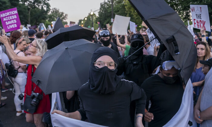 Activistas pro-aborto se reúnen en protesta en Washington, el 24 de junio de 2022. (Nathan Howard/Getty Images)