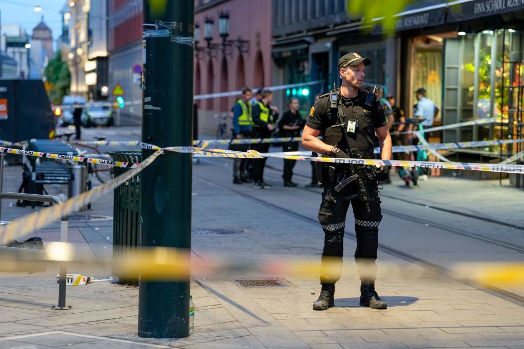 2 muertos en tiroteo en Oslo: Policía dice que es acto de "terrorismo islamista extremista"