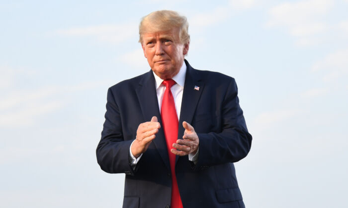 El expresidente Donald Trump participa en un mitin de "Save America" ​​en el recinto ferial del condado de Adams en Mendon, Illinois, el 25 de junio de 2022. (Michael B. Thomas/Getty Images)