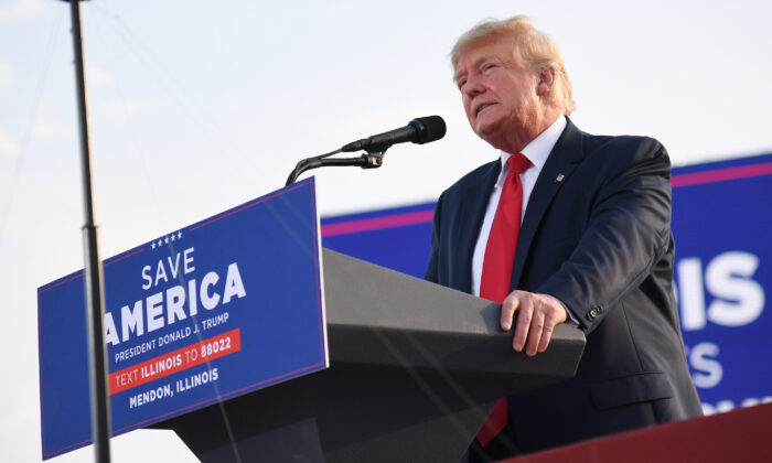 El expresidente de Estados Unidos, Donald Trump, pronuncia un discurso durante un mitin "Save America" en el recinto ferial del condado de Adams en Mendon, Illinois, el 25 de junio de 2022. (Michael B. Thomas/Getty Images)