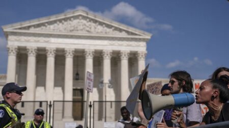Corte Suprema se prepara para escuchar argumentos sobre el acceso a píldoras abortivas