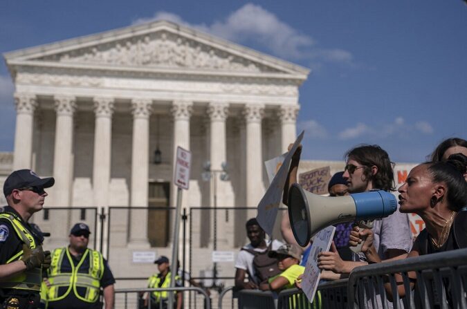Activistas proaborto (der.) discuten con activistas provida frente a la Corte Suprema, en Washington, el 26 de junio de 2022. (Nathan Howard/Getty Images)
