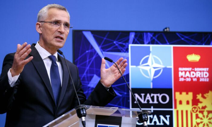 El secretario general de la OTAN, Jens Stoltenberg, hace un gesto mientras habla durante una conferencia de prensa para presentar la Cumbre de la OTAN en Madrid en la sede de la OTAN en Bruselas, Bélgica, el 27 de junio de 2022. (KENZO TRIBOUILLARD/AFP a través de Getty Images)